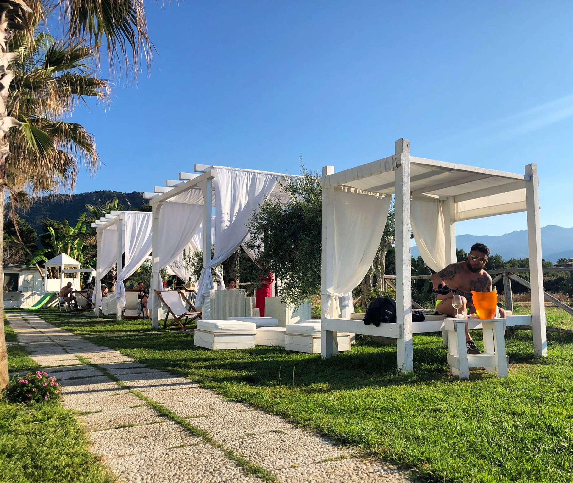 Il locale Grotte Beach — giardino, spiaggia e bar